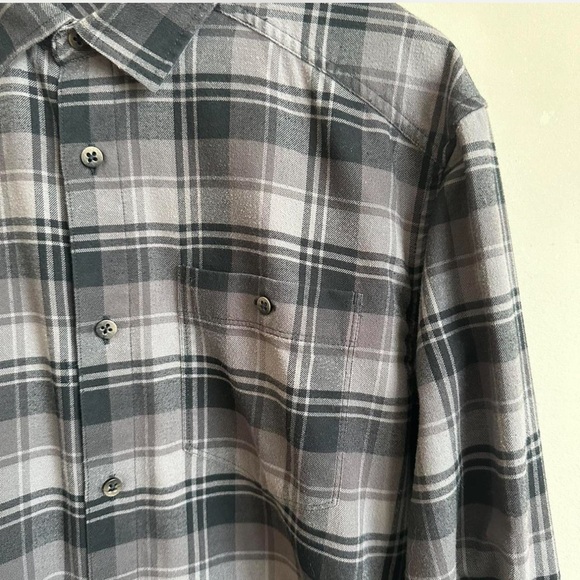 Under Armour black button-up flannel shirt- L 🌼 - Picture 2 of 7